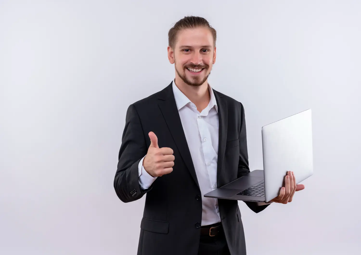 Hombre profesional con un portátil en la mano satisfecho con un sitio web hecho por agencia de diseño de paginas web en medellin
