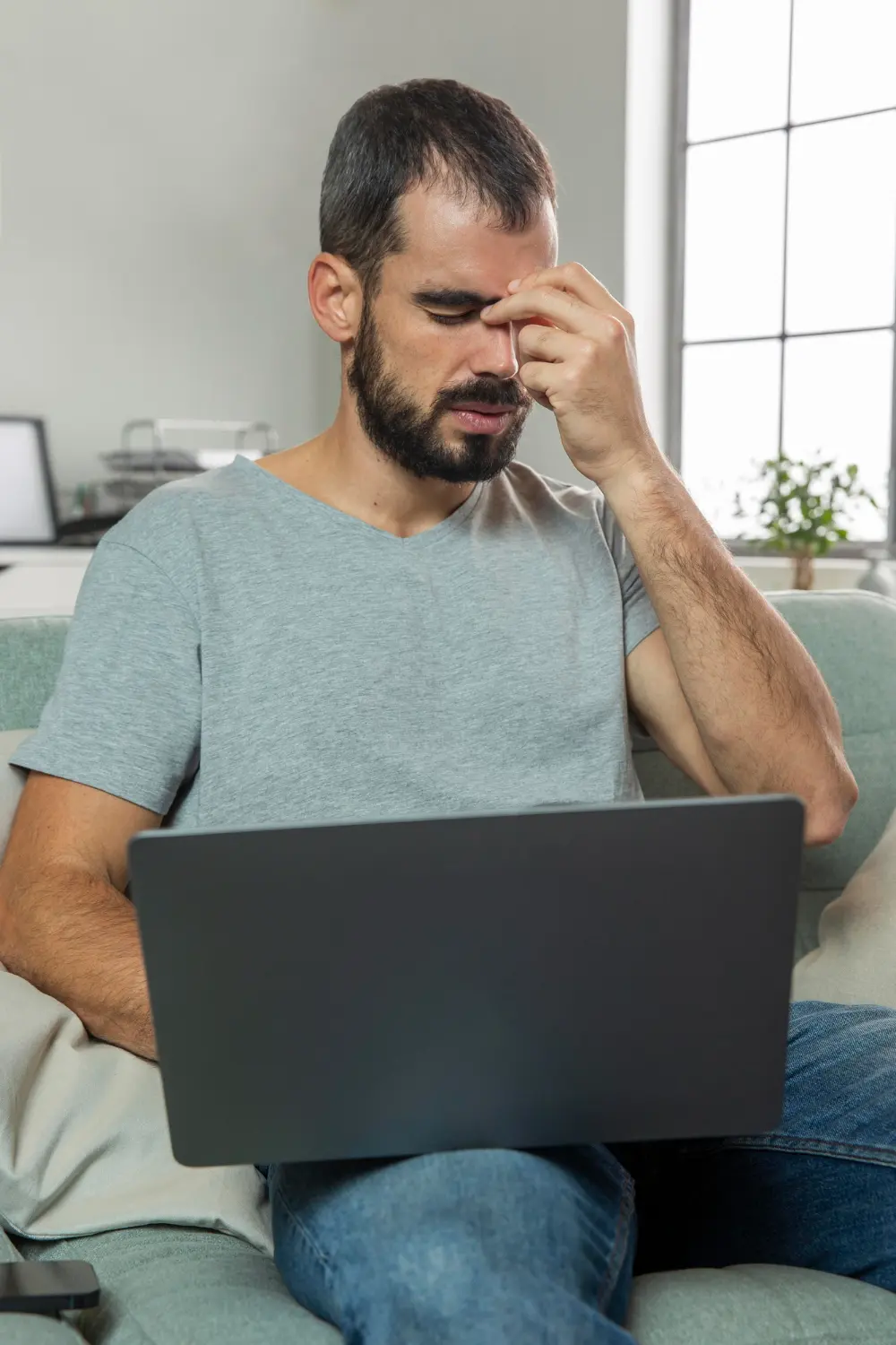 Hombre preocupado por no tener un sitio web y todo lo hace manualmente